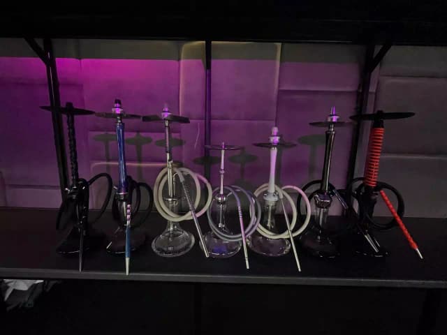 устройства на стеллаже для мероприятия